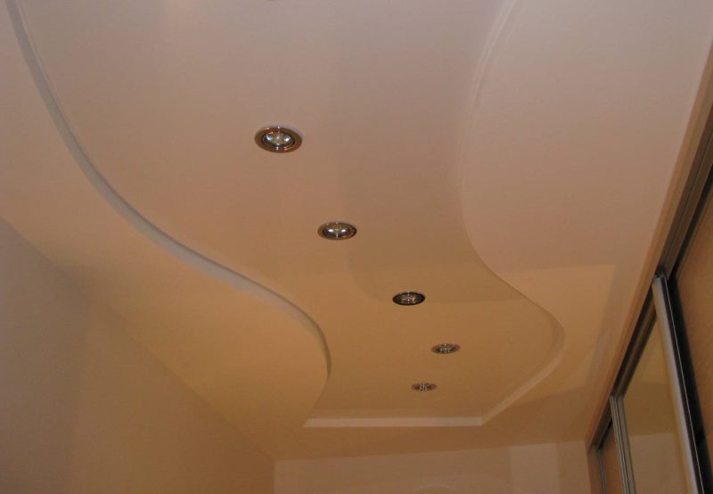 Projectors en un sostre extens a Khrusxov