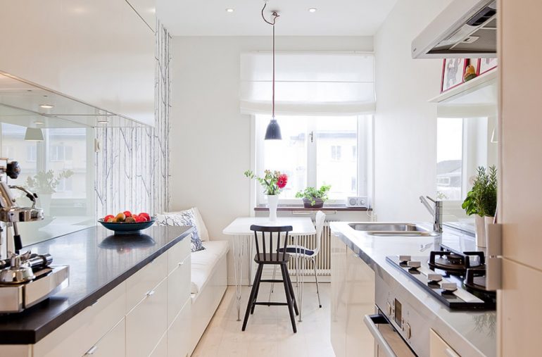 Design de bucătărie cu pereți vopsiți în alb