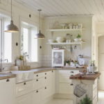 Lyst køkken i landlig stil med to vinduer