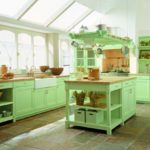 Provence tarzı sulu yeşil renkte parlak mutfak