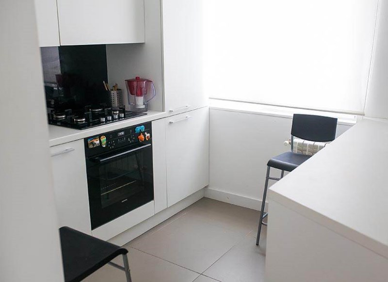 Bahagian dalam dapur dengan keluasan 6 meter persegi dalam gaya minimalis