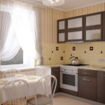 Bucătărie luminoasă și confortabilă, cu mobilier în culoare wenge