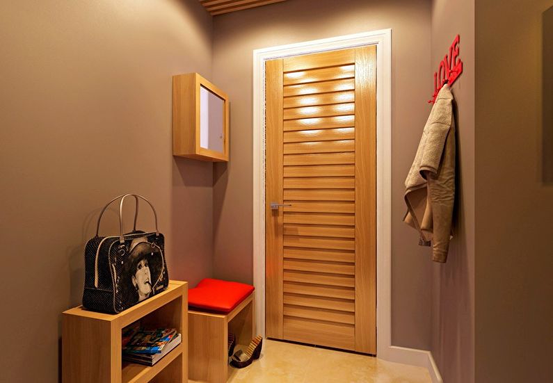 Koridorun tasarımında açık kahverengi mobilya