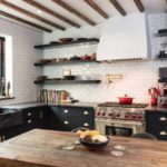 Кухињски намештај од тамне опеке