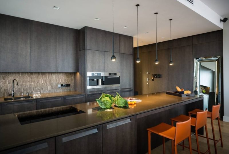 High-tech konyha belső sötét színű