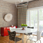 Kumaş duvar kağıtları mutfakta özel ve rahat bir atmosfer yaratır