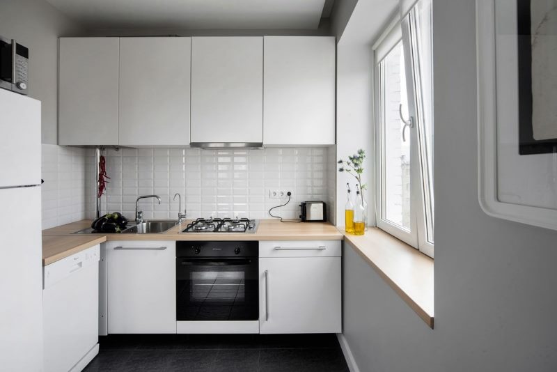 Malý dizajn kuchyne v bielej farbe