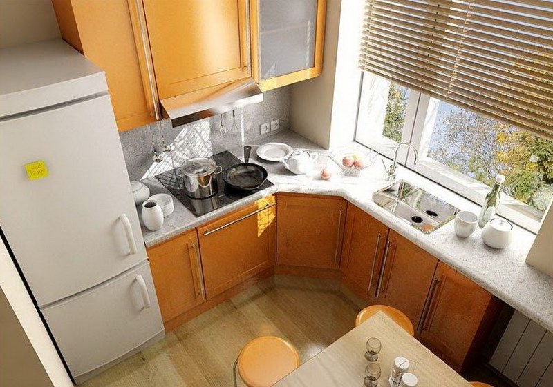 Dispunerea în formă de L a unei bucătării moderne într-un apartament dintr-o clădire cu mai multe etaje