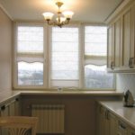 Nhà bếp hẹp với trang trí bệ cửa sổ bổ sung gần cửa sổ