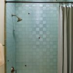 Cam karo kaplı banyo çekici ve eşsiz bir görünüme sahiptir.