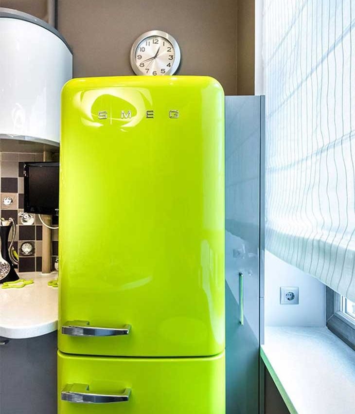 Klocka över ett grönt kylskåp i retrostil