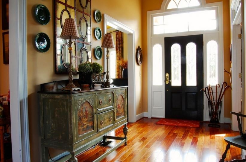 Thiết kế một hành lang rộng rãi của một ngôi nhà riêng với một ngăn kéo theo phong cách retro