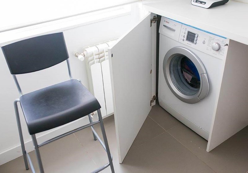 Máquina de lavar roupa embutida na cozinha em Khrushchev