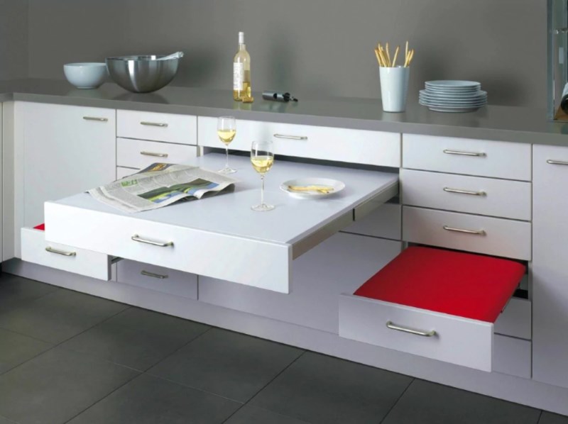 Прибиращи се мебели в дизайна на малка кухня