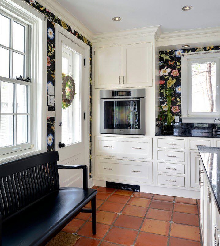 Set dapur putih menentang latar belakang wallpaper motley