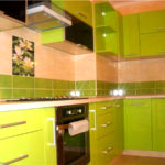 Set dapur yang cerah sesuai dengan sempurna ke dapur walaupun kotak di sudut