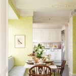 Yemek odası ile birlikte bembeyaz mutfak dekorasyonunda kullanılan parlak, yaz duvar kağıdı deseni