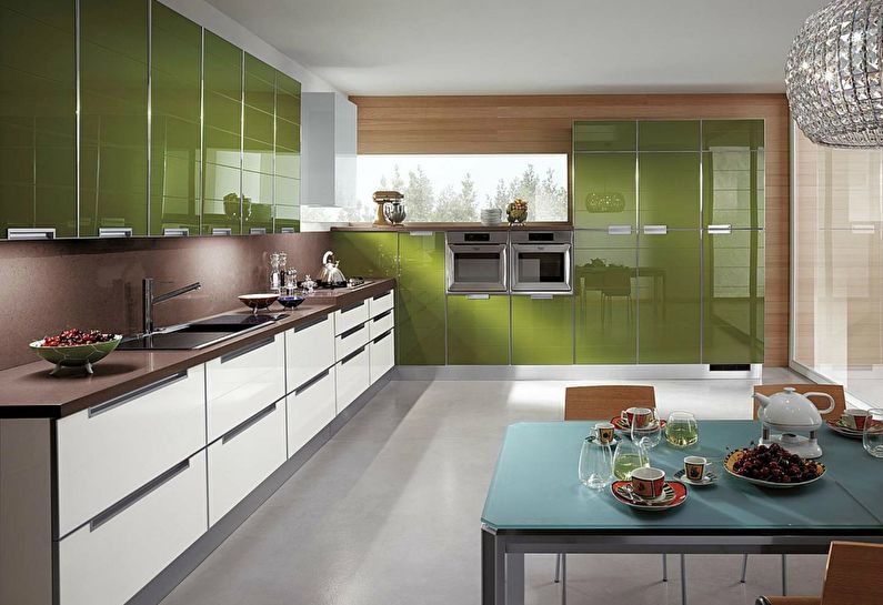 Mobilier de bucătărie verde cu suprafețe strălucitoare