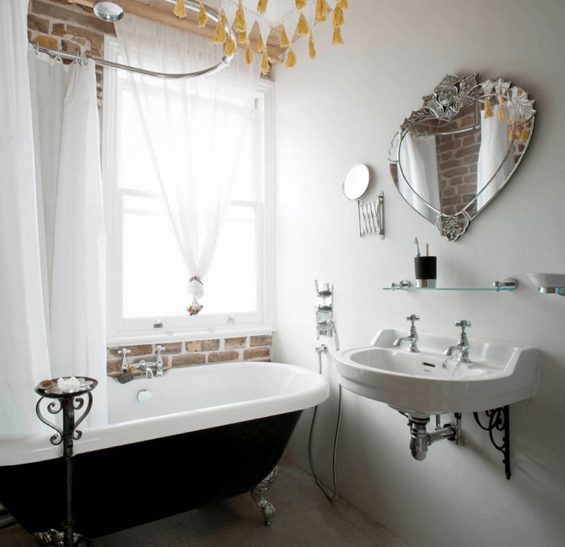 Salle de bain lumineuse avec fenêtre et miroir