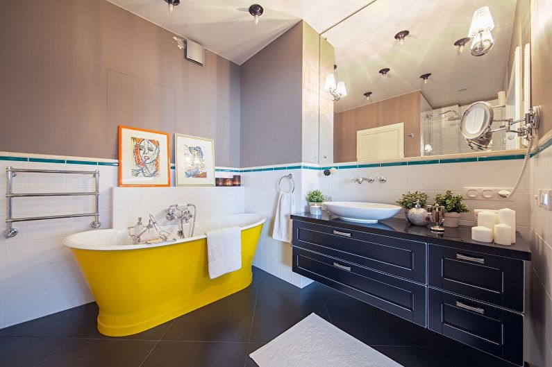Gult badekar i det indre af et moderne badeværelse