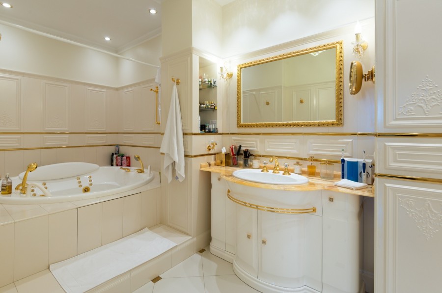 Gold color in bathroom design