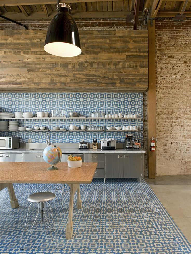 Destacando a área da cozinha com azulejos decorativos