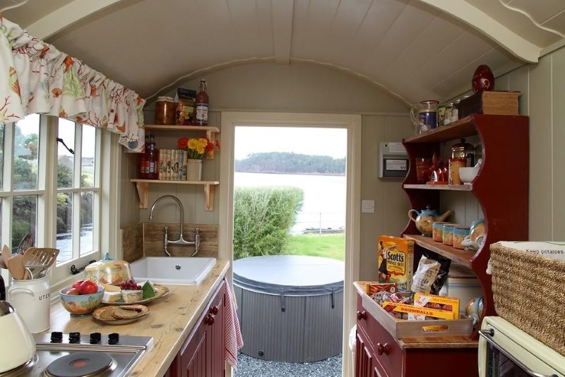 Nội thất của một nhà bếp nhỏ trong một trailer xây dựng