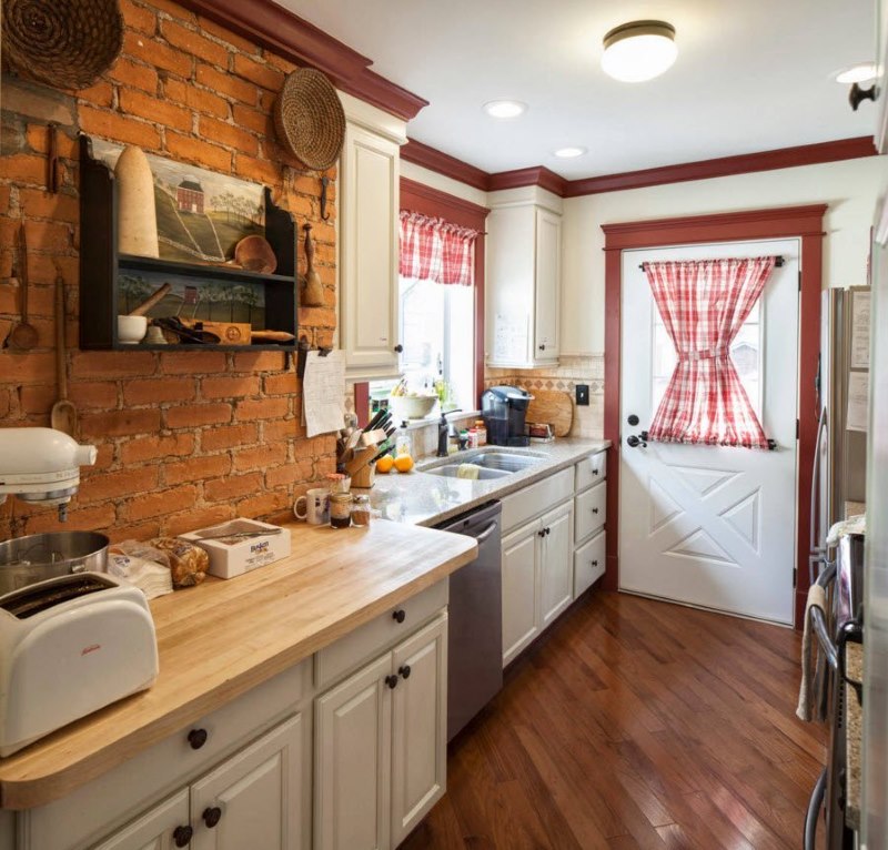 Keuken in een landhuis met bakstenen bekleding