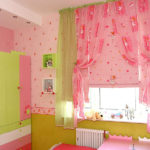 Růžové závěsy na okně místnosti pro dívku
