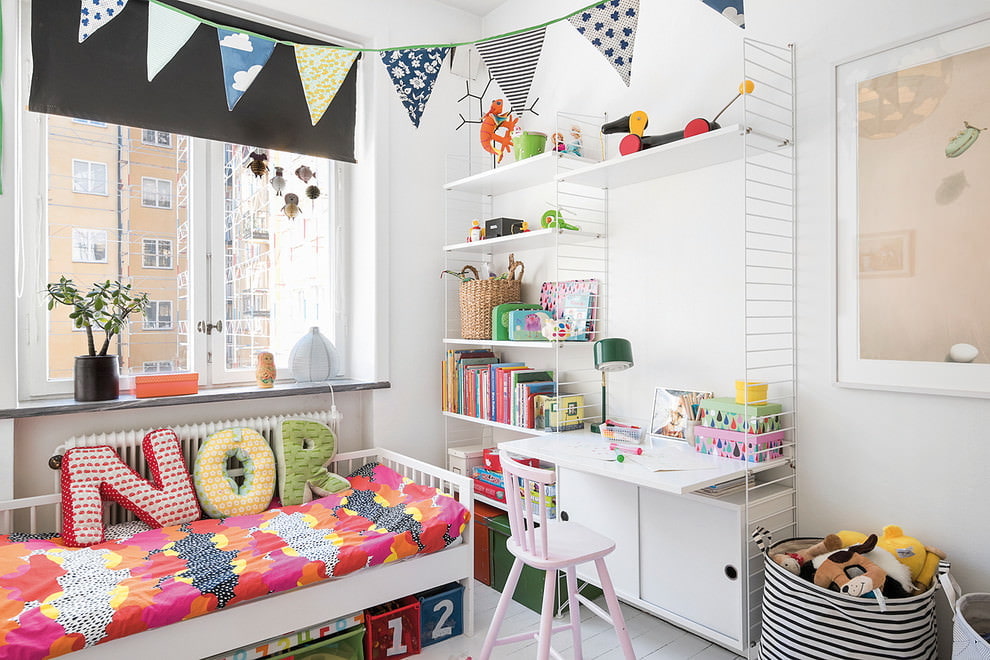 Kleine kinderkamer in Scandinavische stijl