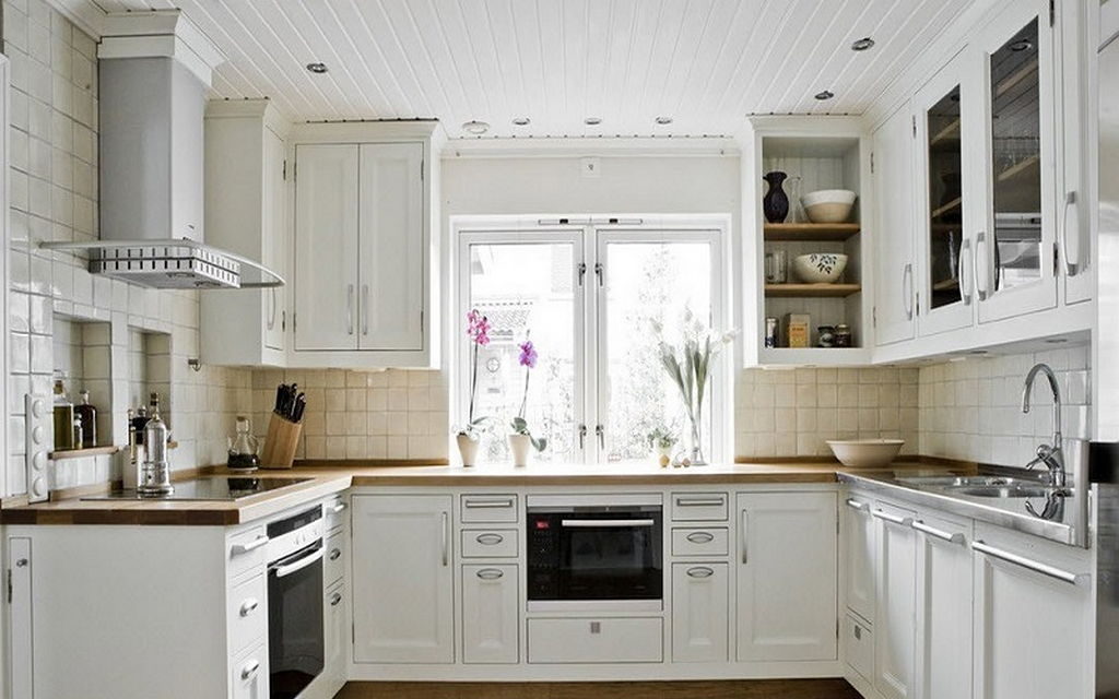 Bucătărie în formă de U cu fațade albe