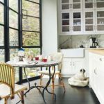 Dapur dengan tingkap panorama di tingkap bay
