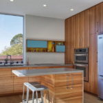 Virtuves dizains ar mēbelēm no laminētas kokskaidu plātnes
