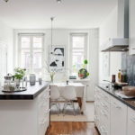 Balta skandināvu stila virtuve-ēdamistaba