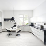 bucătărie spațioasă cu un set alb