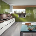 virtuves komplekts ar zaļām akrila fasādēm
