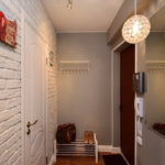Mur de maó blanc en un petit passadís