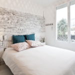 White bedspread sa isang komportableng kama