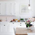 Dapur putih dengan cahaya semula jadi yang baik