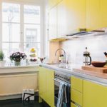 Kompakte Küche mit gelben Fronten
