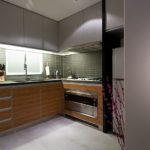 Tủ bếp màu xám dưới trần bếp