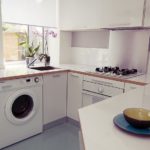 Waschmaschine in einer kleinen Küche