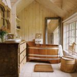 Baignoire en bois dans une maison de campagne