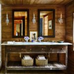 Armoire en bois à l'intérieur de la salle de bain