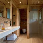 Zonage de la salle de bain avec une cloison en bois