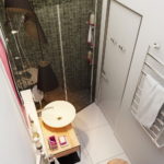 Falra szerelhető mosdó akasztható szekrényen