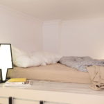 Soveplass på andre nivå i en ett-roms leilighet