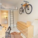 Bicykel na stene obývacej izby