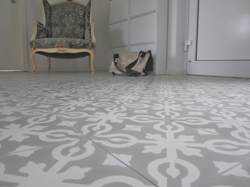 Keramiska golv i entrén till en stadslägenhet