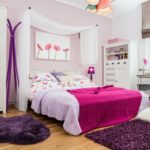 Pink bedspread sa kama ng isang batang babae